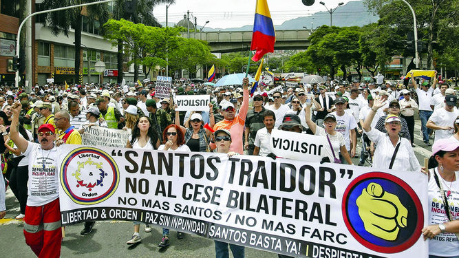 Marcha encabezada por Uribe contra Santos corre las calles de Colombia 