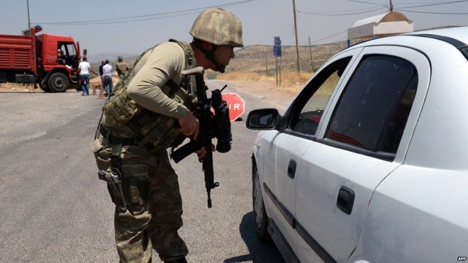 Dos policías turcos muertos en el ataque con cohetes de PKK en Diyarbakir