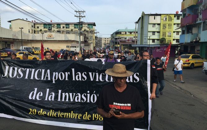 Panameños marchan hacia embajada de EEUU con el motivo del 26 aniversario de la invasión