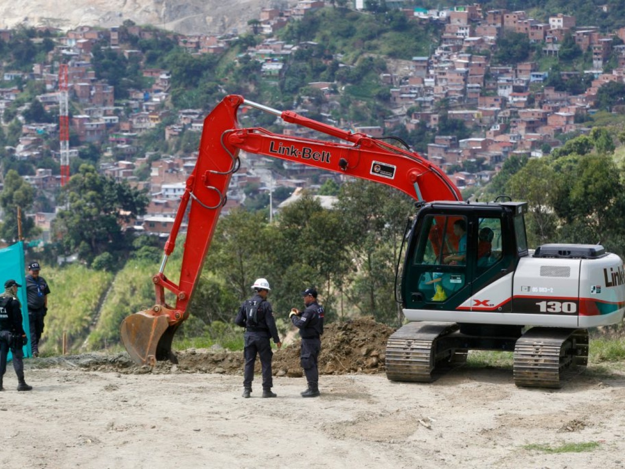 En Colombia, inician excavaciones para buscar restos humanos de asesinados en 2002