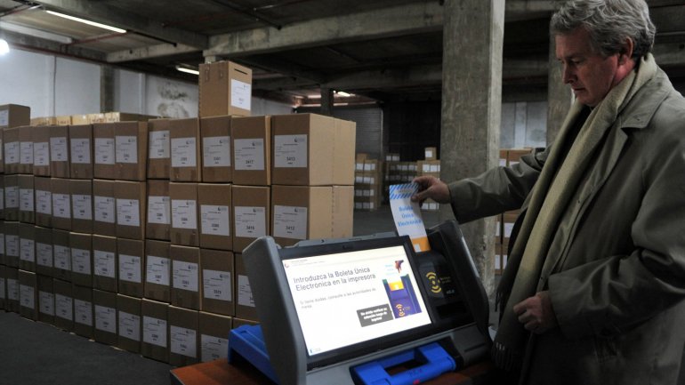 Argentina inicia distribución de urnas y papeletas para elecciones presidenciales 