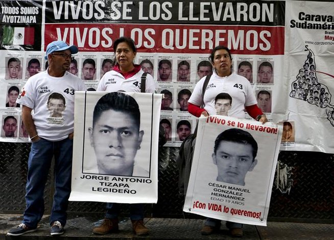 Padres de los estudiantes de Ayotzinapa en busca de apoyo regional