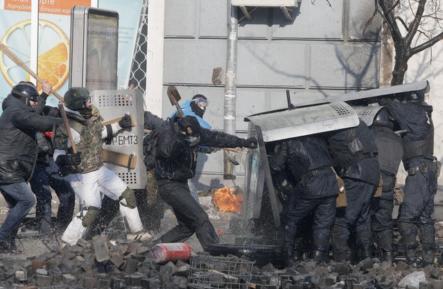 100 policías heridos en enfrentamientos cerca de Parlamento de Ucrania