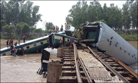 پاکستان میں ایک ٹرین کوحادثہ اور دوسرے کو یرغمال بنانے کا انوکھا واقعہ