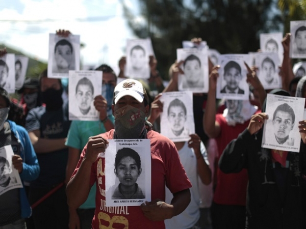 Denuncian soborno del gobierno mexicano a los padres de los 43 estudiantes  