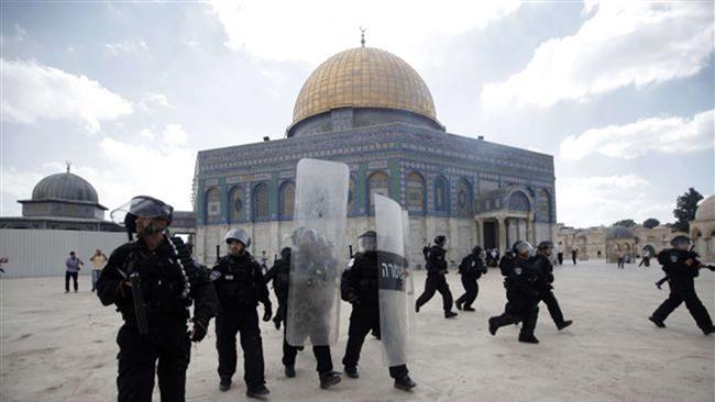 Policía israelí ataca a los palestinos en Mezquita Al-Aqsa 