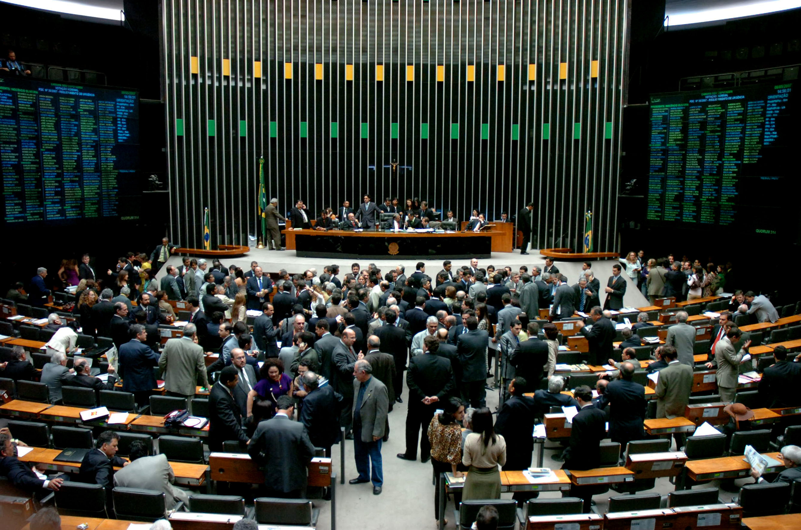 Cámara de Diputados posterga su decisión sobre un juicio político a la presidenta Rouusseff