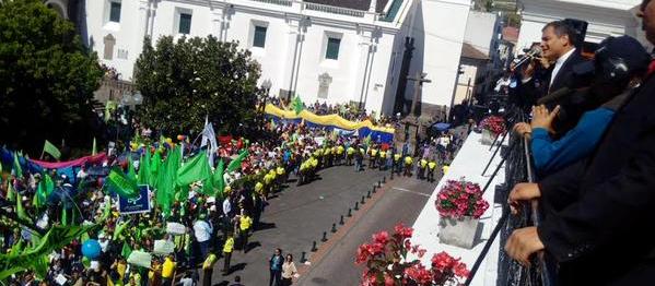 Miles de ecuatorianos en las calles para apoyar al presidente Correa 