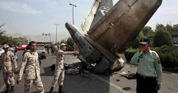 113 قتيلاً في تحطم طائرة نقل عسكرية في إندونيسيا 