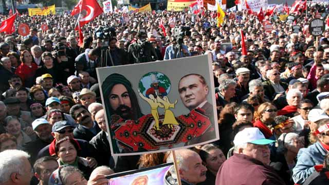 العلويون في تركيا: نشاط سياسيٌ تاريخي وثقلٌ مؤثرٌ في البلاد