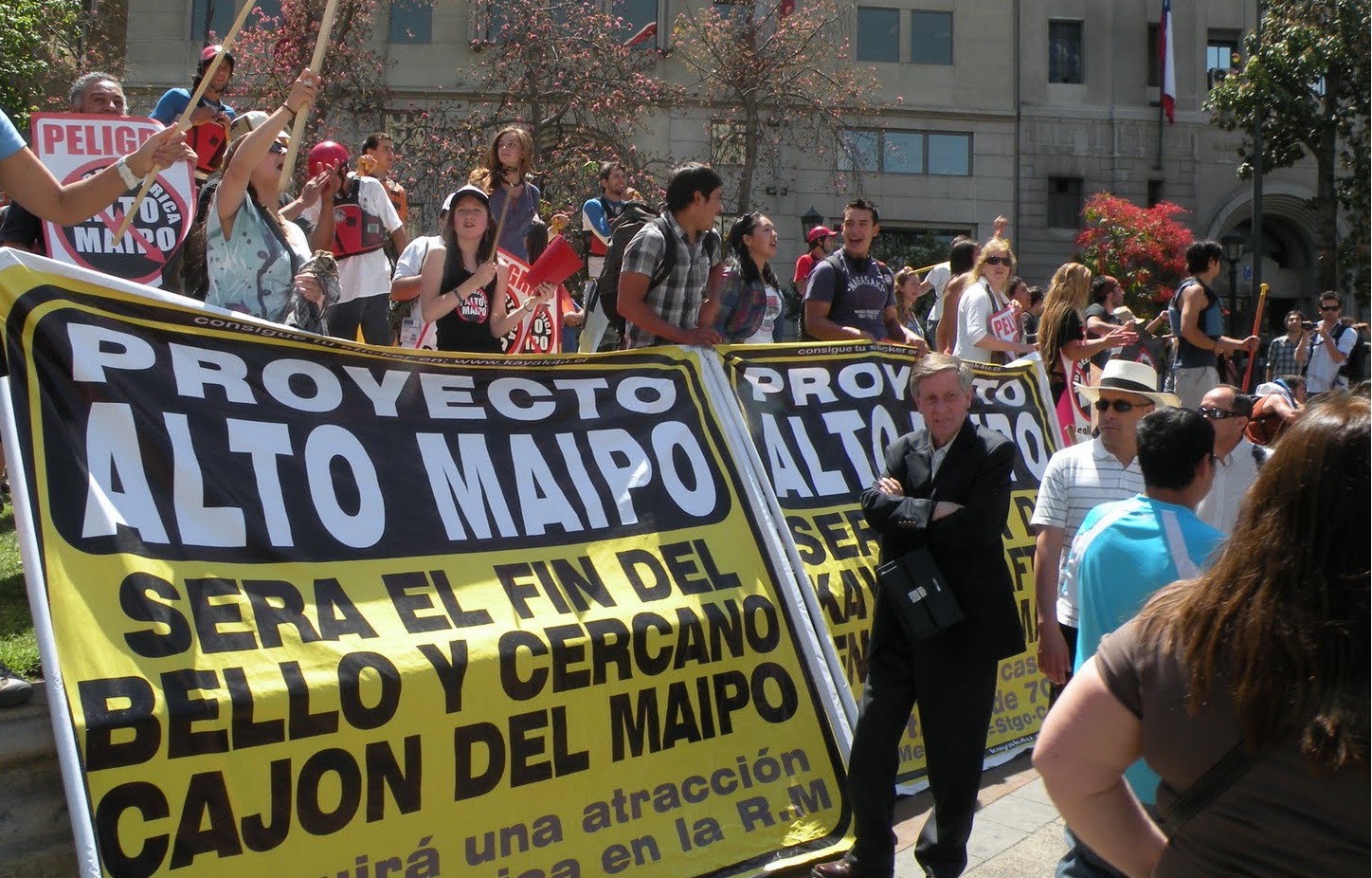 Miles de chilenos protestan contra  el proyecto hidroeléctrico Alto Maipo