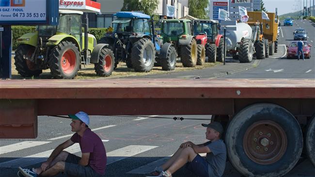 Agricultores franceses bloquean las carreteras en protesta contra la caída de precio de los alimentos 