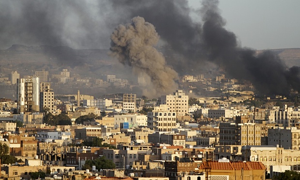 Reino Unido con una mano ayuda a los yemeníes y con la otra vende armas a Arabia Saudí