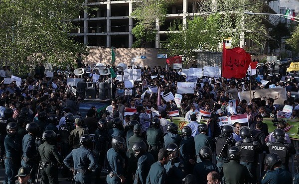 Manifestantes se congregan frente a la embajada saudí en Teherán