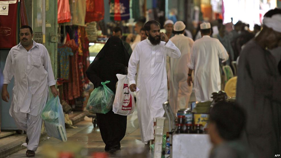 البطالة المفرطة والتفاوت الطبقي يضاعفان من معاناة الناس في السعودية