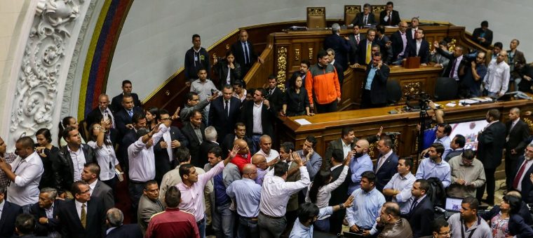 Parlamento venezolano acusa al Gobierno de Maduro de dar un golpe de Estado