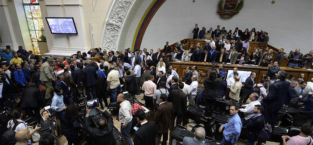 Parlamento de Venezuela aprueba iniciar el juicio político contra Maduro