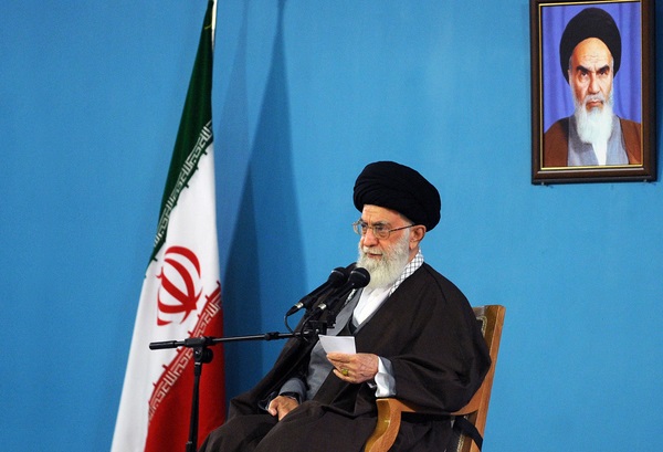 Líder iraní insiste en defender la Revolución frente a tentativas del enemigo