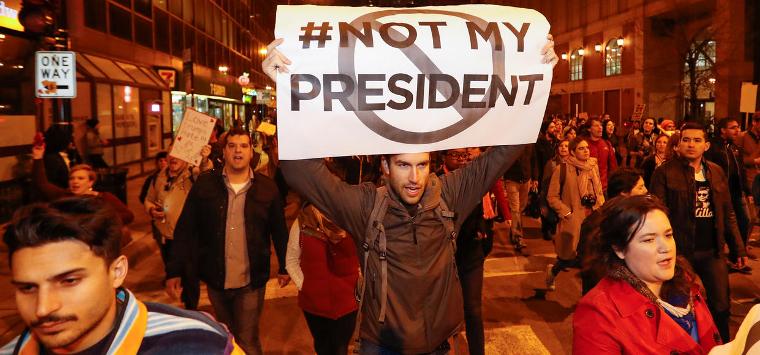 Policía de EEUU arresta a al menos 30 personas en protestas contra Trump