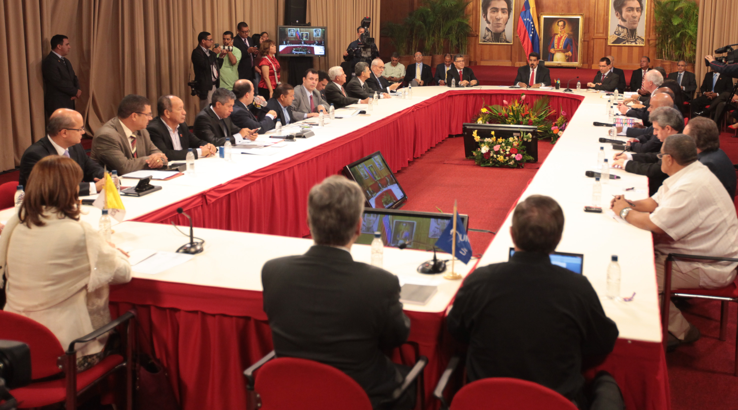 Gobierno y oposición retoman el diálogo en Venezuela