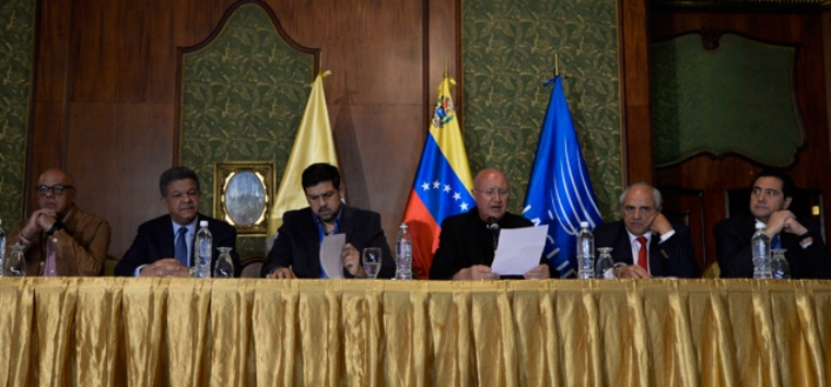 Gobierno venezolano y oposición acuerdan hoja de ruta para convivir en paz