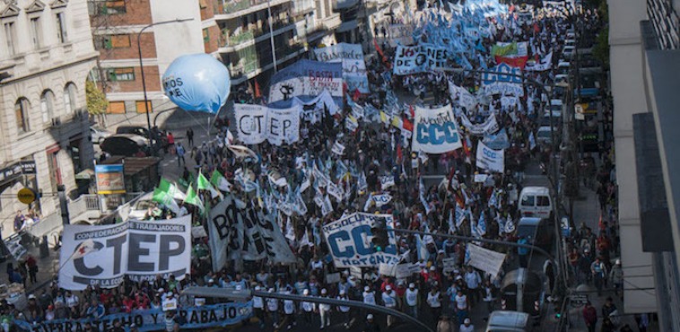 Argentinos retoman protestas contra las políticas del Gobierno de Macri