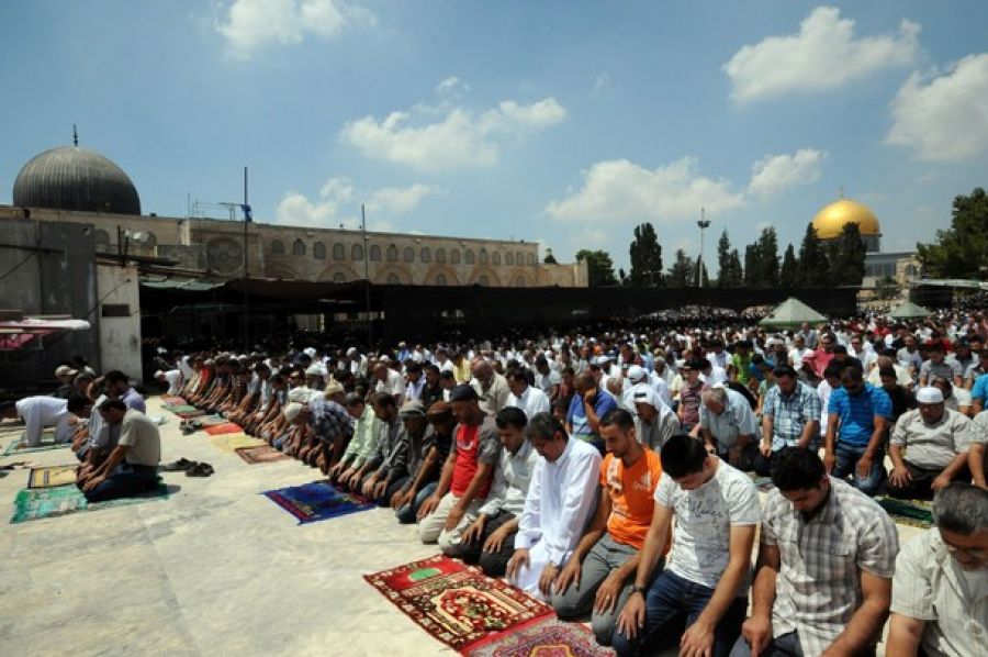 بين منع الأذان في القدس ومنع الصلاة في البحرين.. الجريمة واحدة