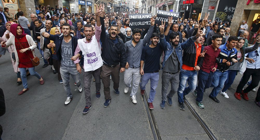 Demonstrators Denounce Turkish Crackdown on Kurd MPs