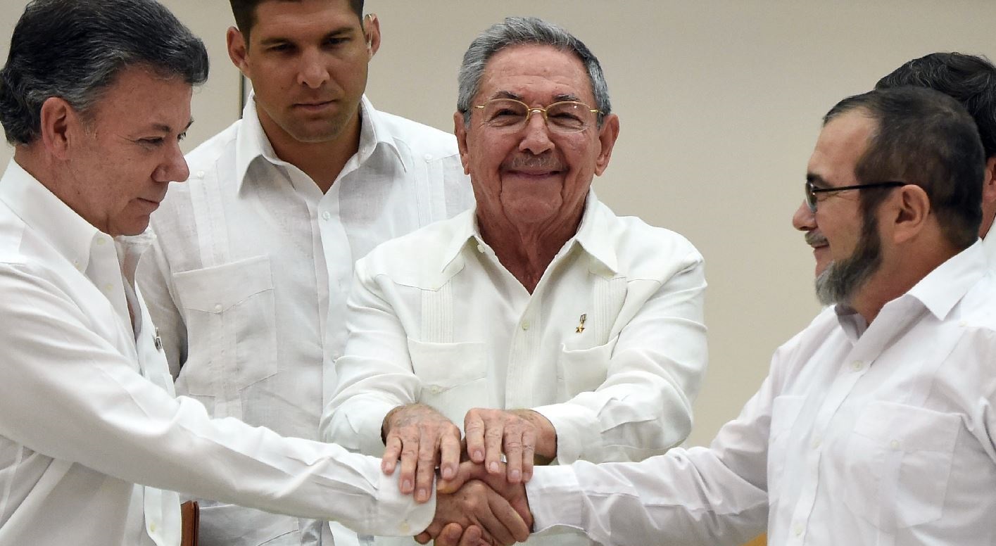Colombia y FARC firman nuevo acuerdo, pese a rechazos