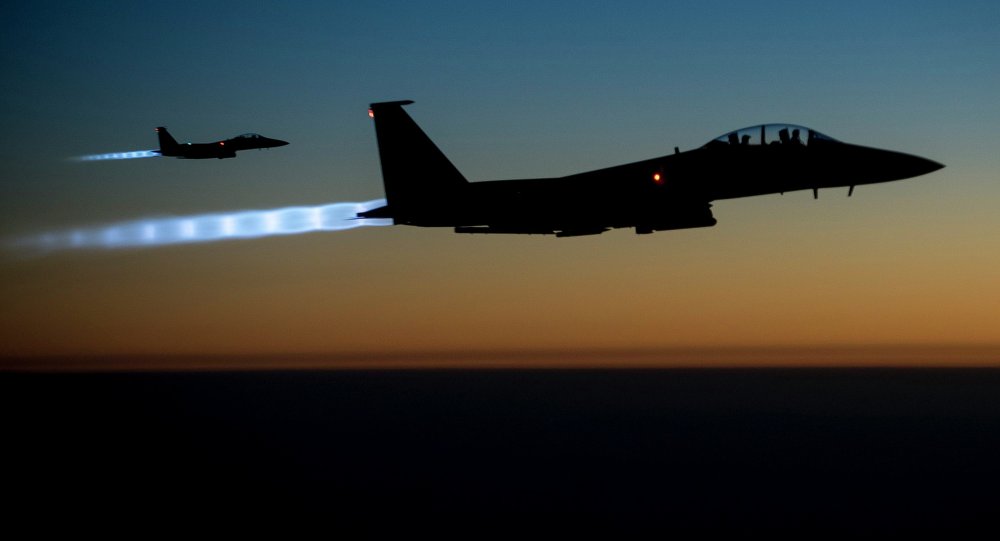 الطيران الأمريكي يستهدف خيام المهجرين السوريين العزل الفارين من ارهاب داعش في الرقة