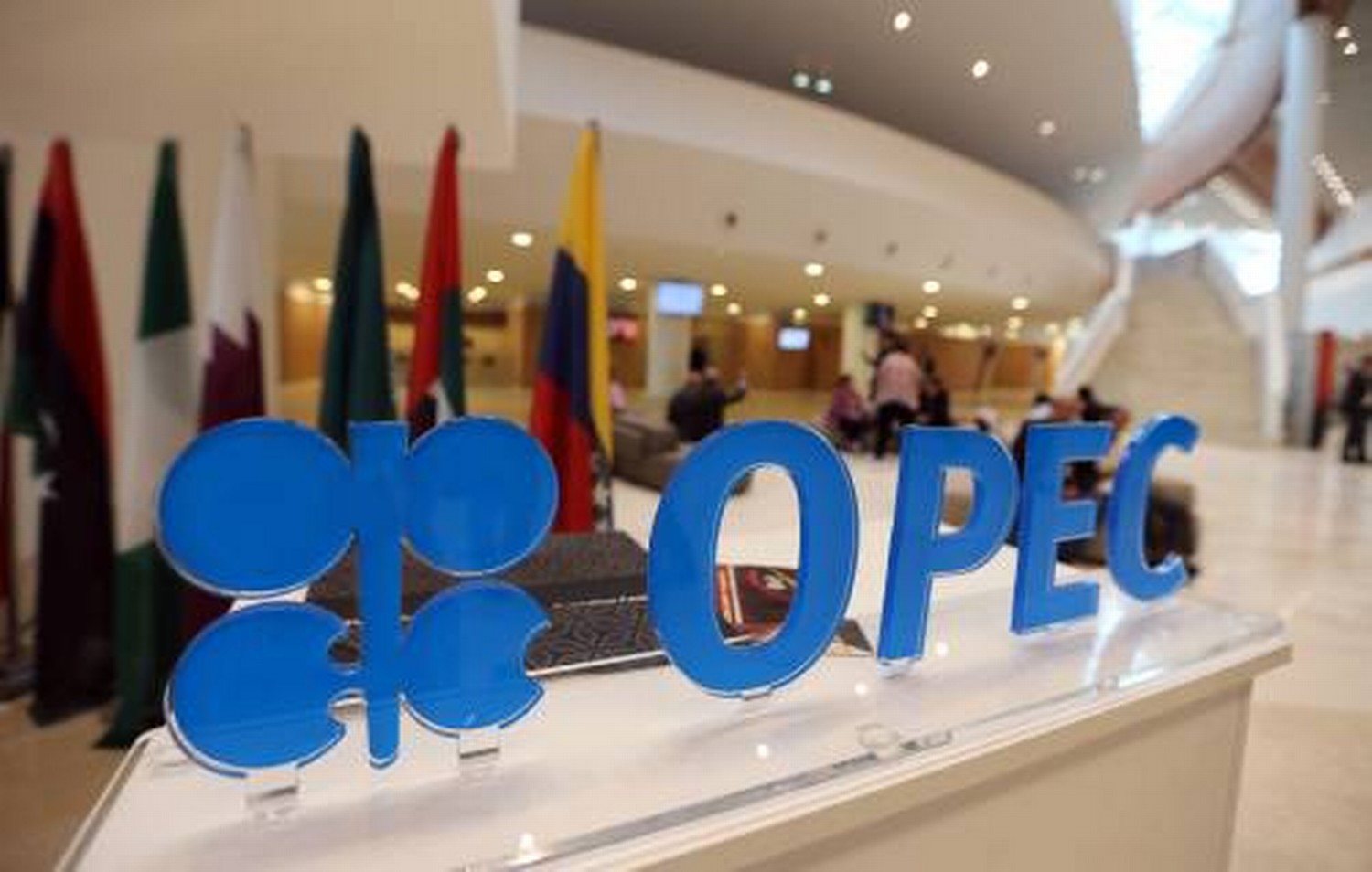 La OPEP acuerda primera rebaja de la producción desde 2008