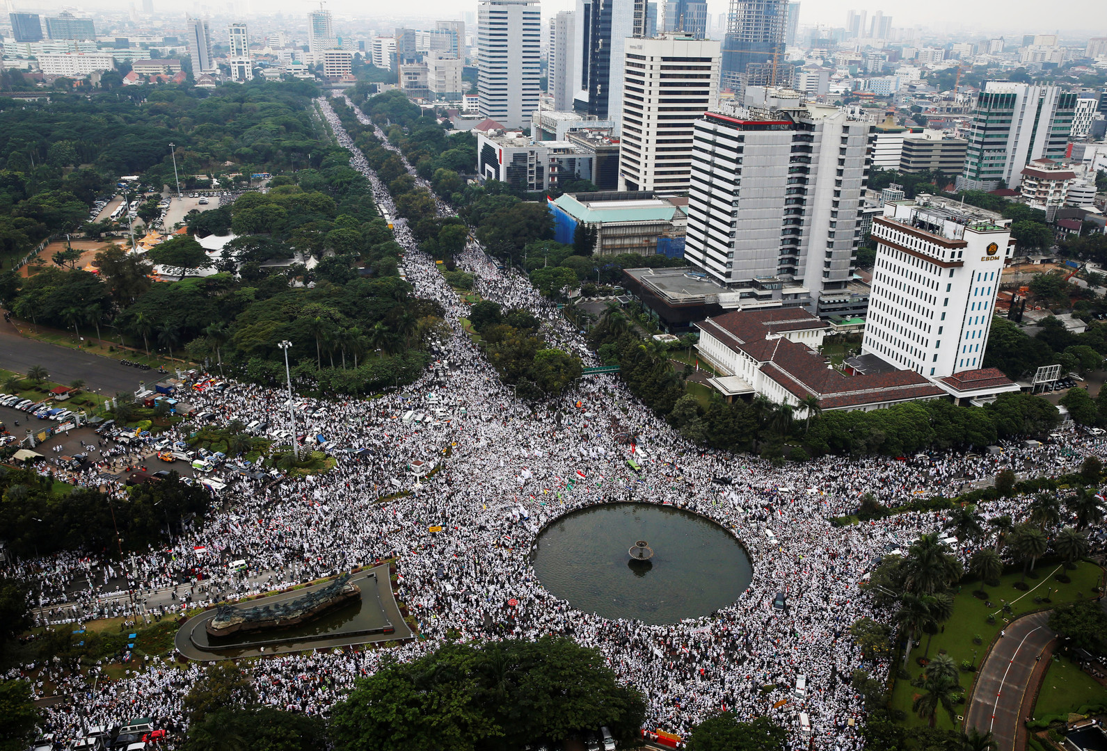 "إهانة القرآن" تتسبب بمظاهرات ضخمة في اندونيسيا ضد محافظ العاصمة