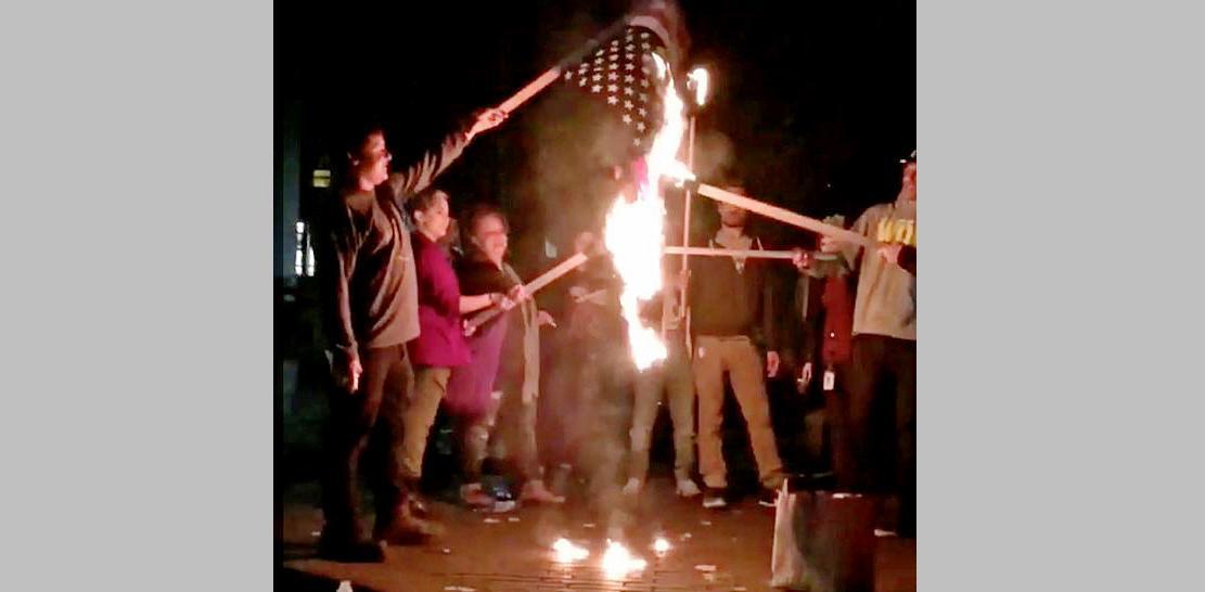 Partidarios de Clinton prenden fuego a bandera de EEUU