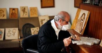 فنان فلسطيني يهب حياته لحفظ التراث المسيحي في غزة