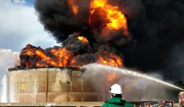 بالفيديو...النيران تلتهم مجمع مصافي النفط في حيفا عقب انفجار كبير