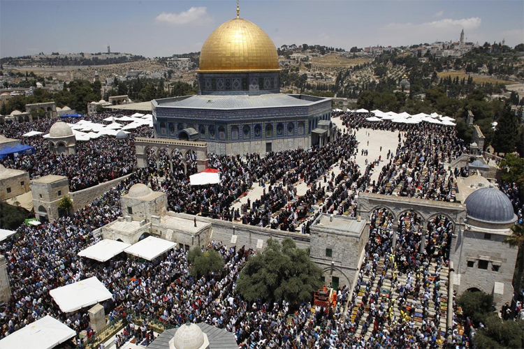 Palestinians Defy Israeli Regime, Observe Friday Prayers at Aqsa Mosque