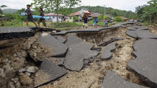 Decenas de muertos por terremoto en Indonesia