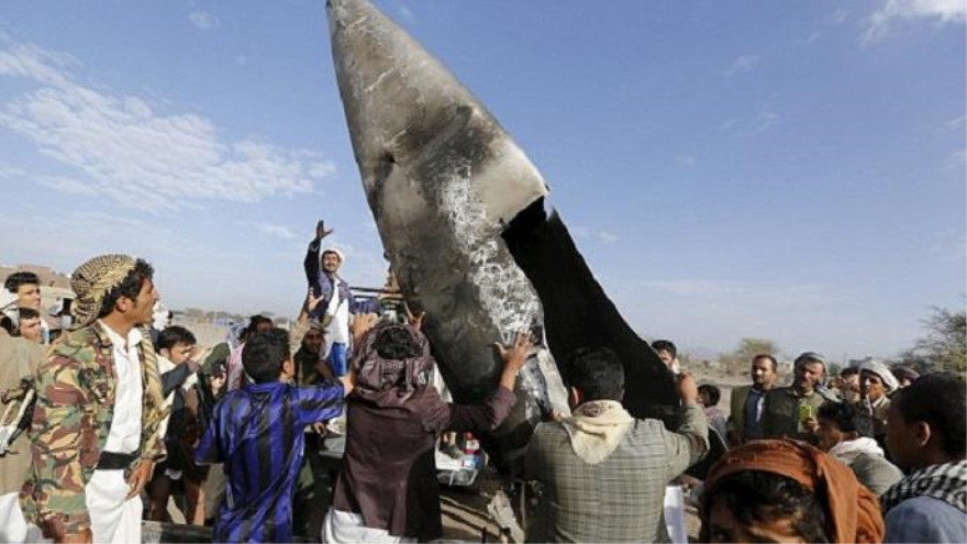 Yemeníes derriban un caza saudí y destruyen tres barcos de guerra