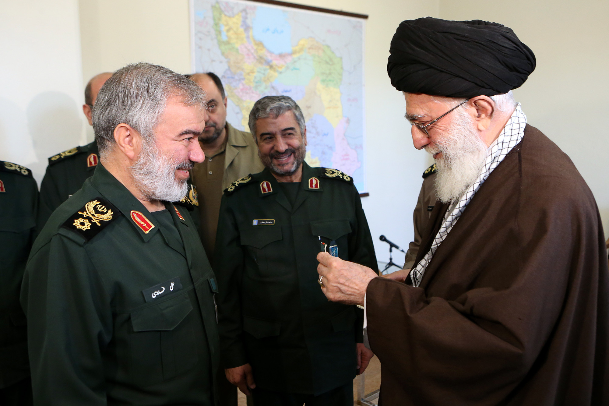 قائد الثورة الإسلامية يكرّم قادة الحرس الثوري الذين أسروا الجنود الأمريكيين