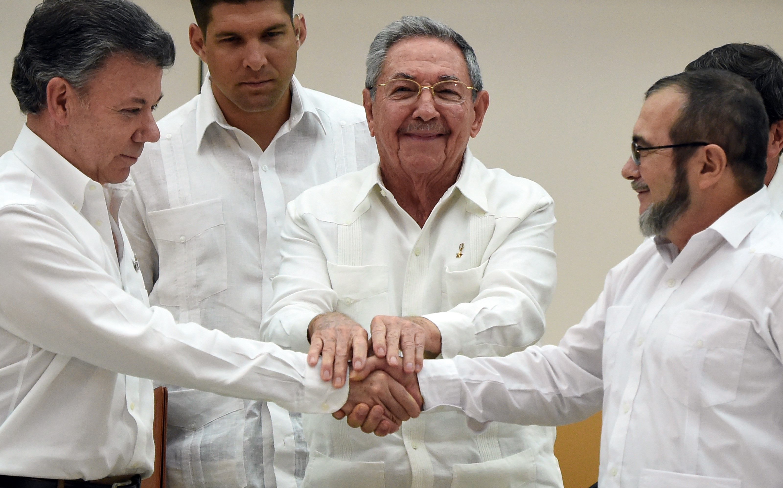 FARC dice que harán política sin armas pero tiene miedo de la derecha extrema