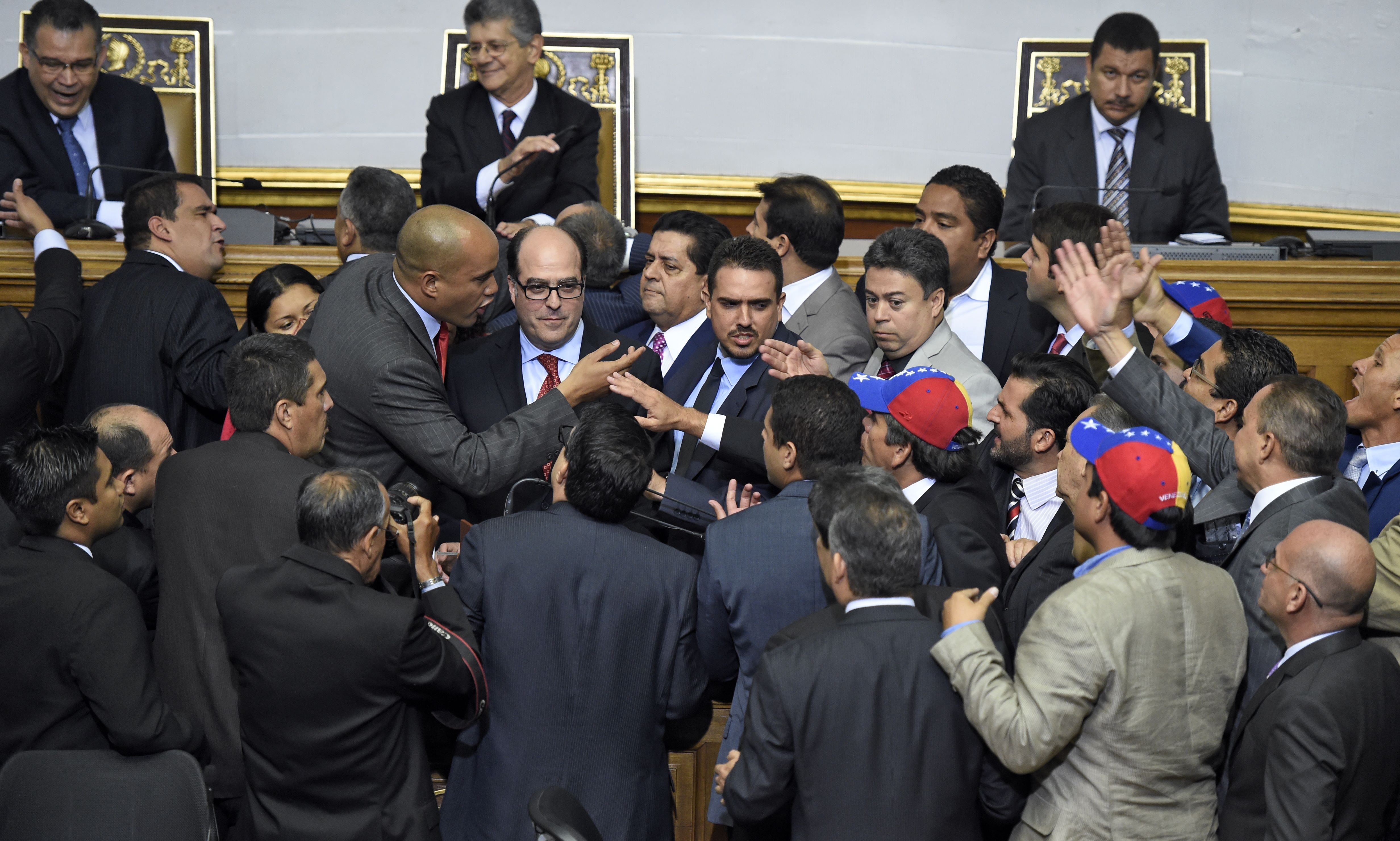 Diputados oficialistas venezolanos salen en defender de Maduro ante la oposición