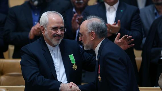 الرئيس الإيراني يمنح "الفريق المفاوض" وسام اللياقة الوطني