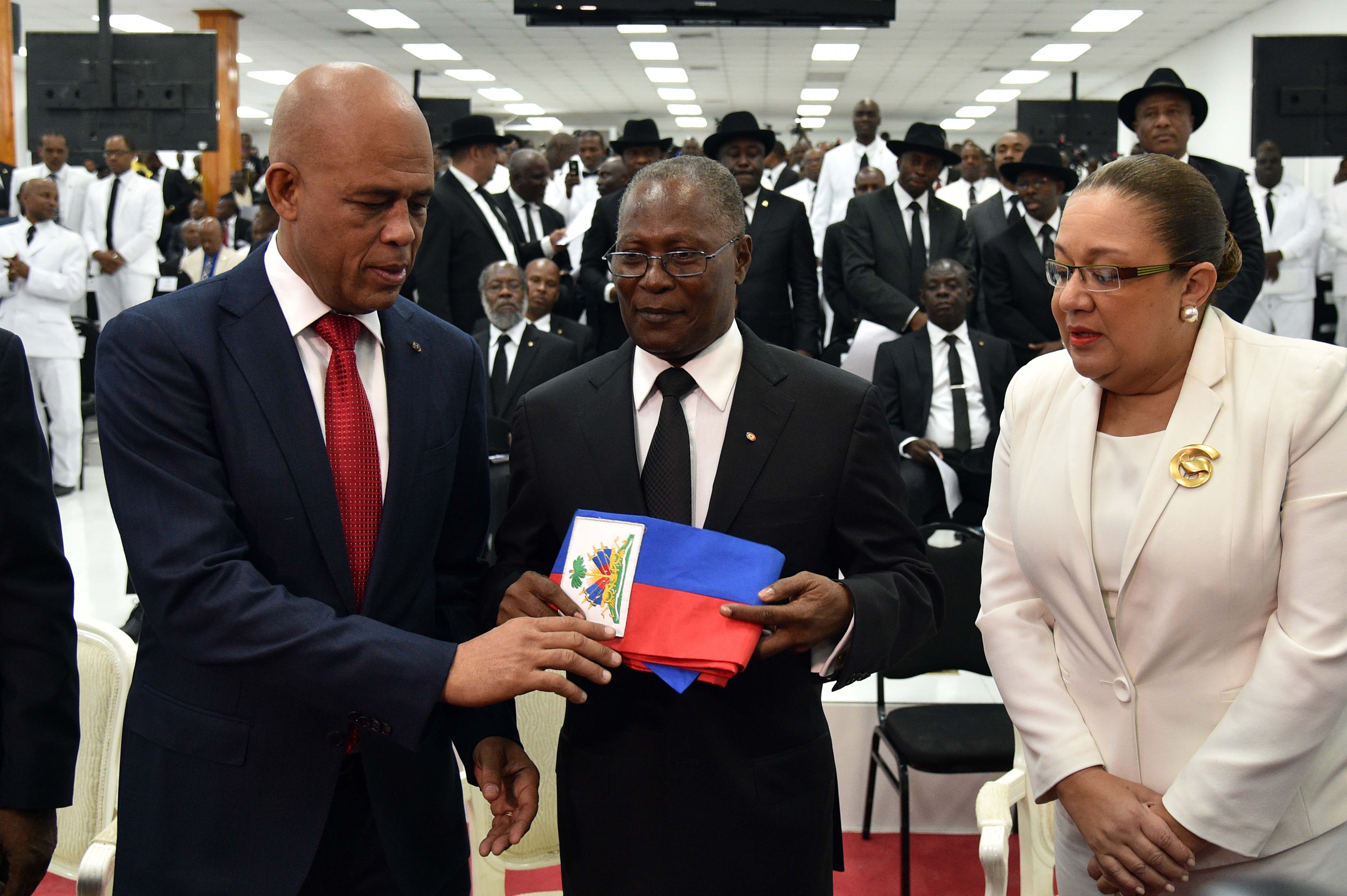 Martelly entrega el poder tras la finalización de su mandato en Haití
