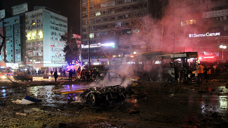 Coche bomba deja decenas de muertos en capital de Turquía