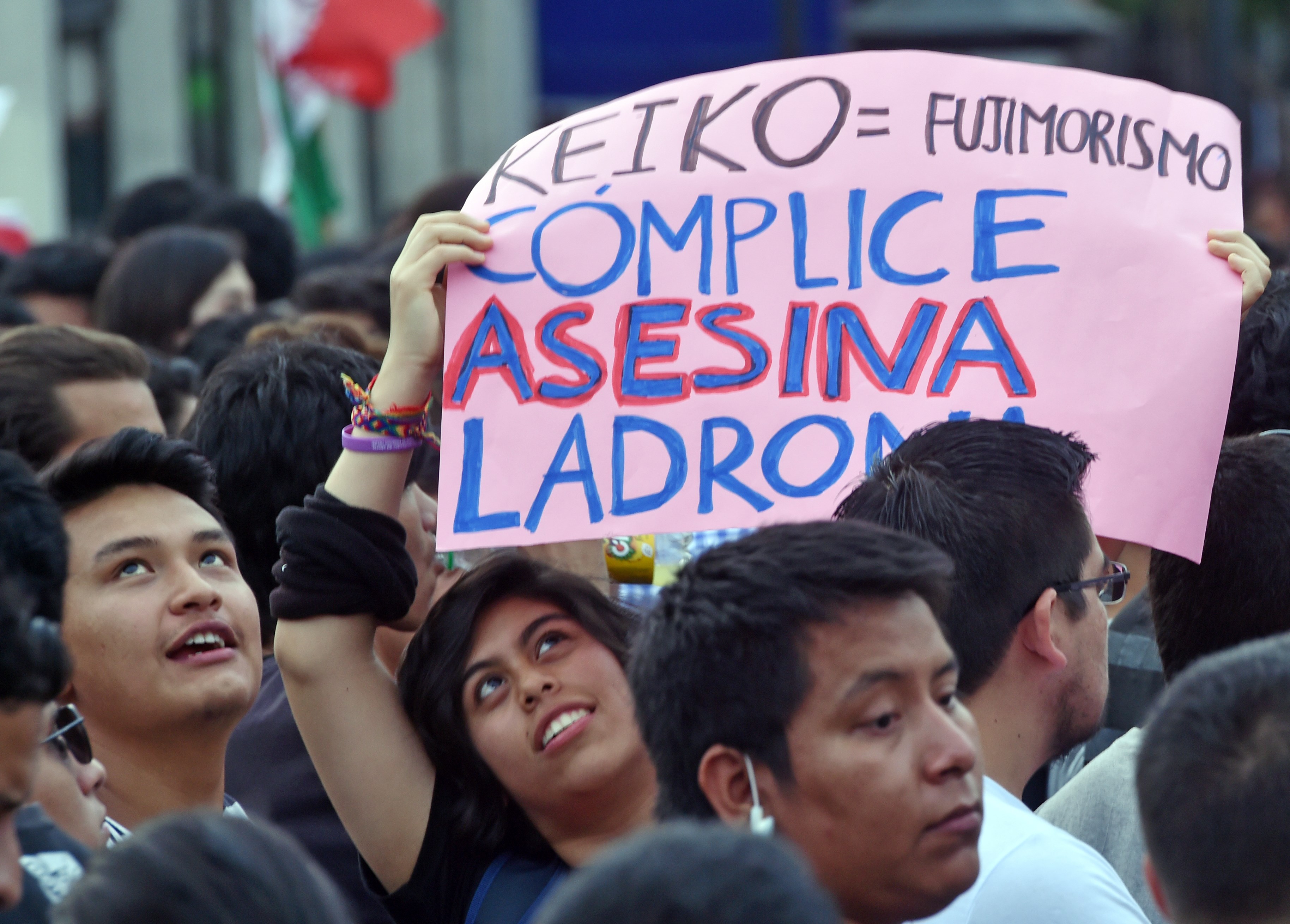 Los peruanos siguen sus protestas contra candidata de derecha Keiko Fujimori