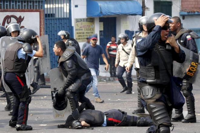 Protesta estudiantil deja dos policías muertos en Venezuela