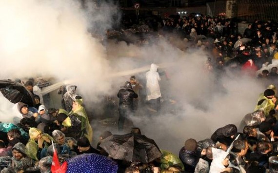 مظاهرات حاشدة في تركيا تنديداً باقتحام الأمن التركية لصحيفة زمان المعارضة