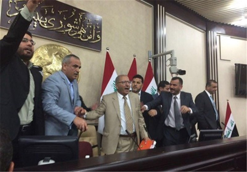 اعتصام عدد كبير من النواب داخل البرلمان العراقي.. ومطالبات بإقالة الرئاسات الثلاث