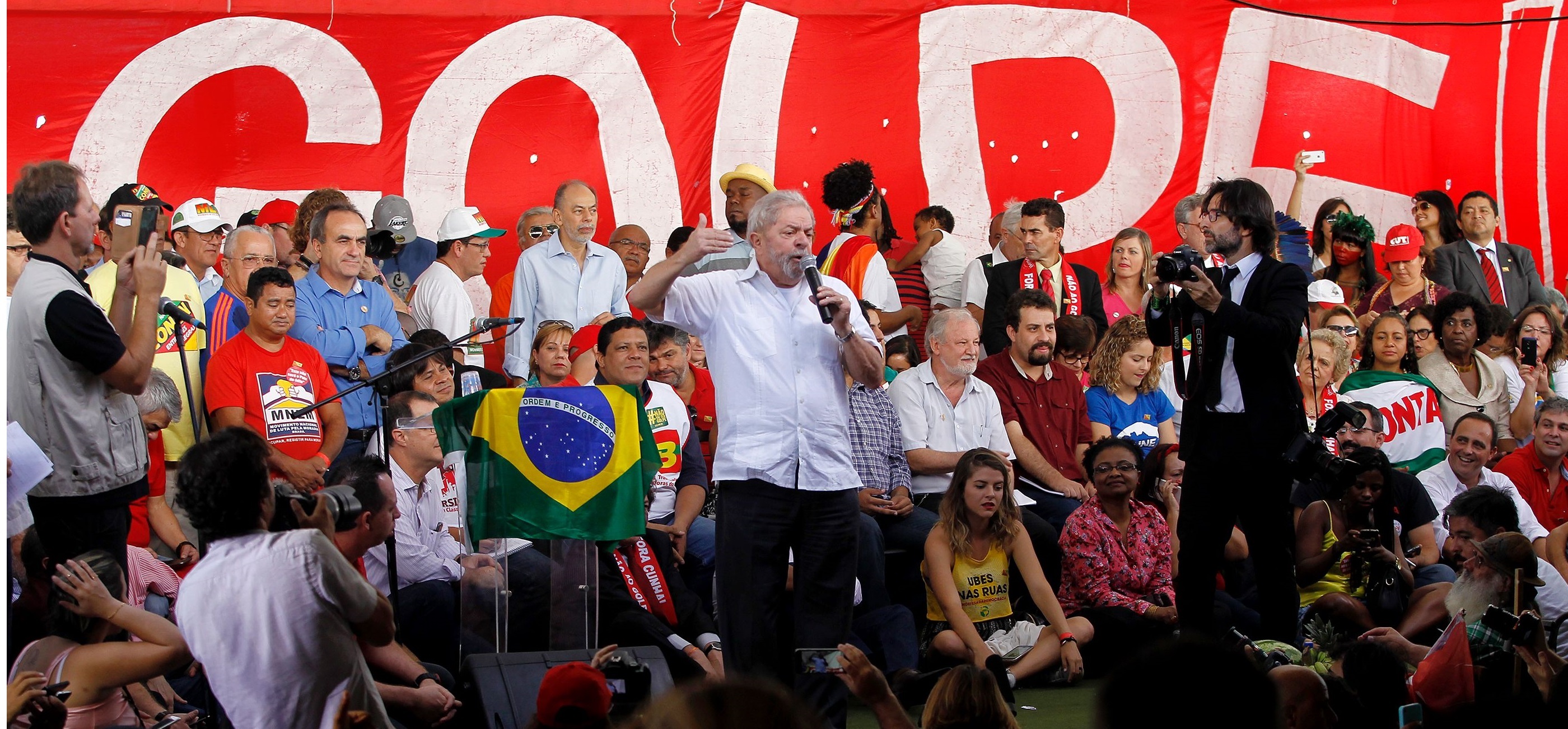 Lula en el medio de los miles de brasileños, condena el intento del “golpe de Estado” contra Rousseff