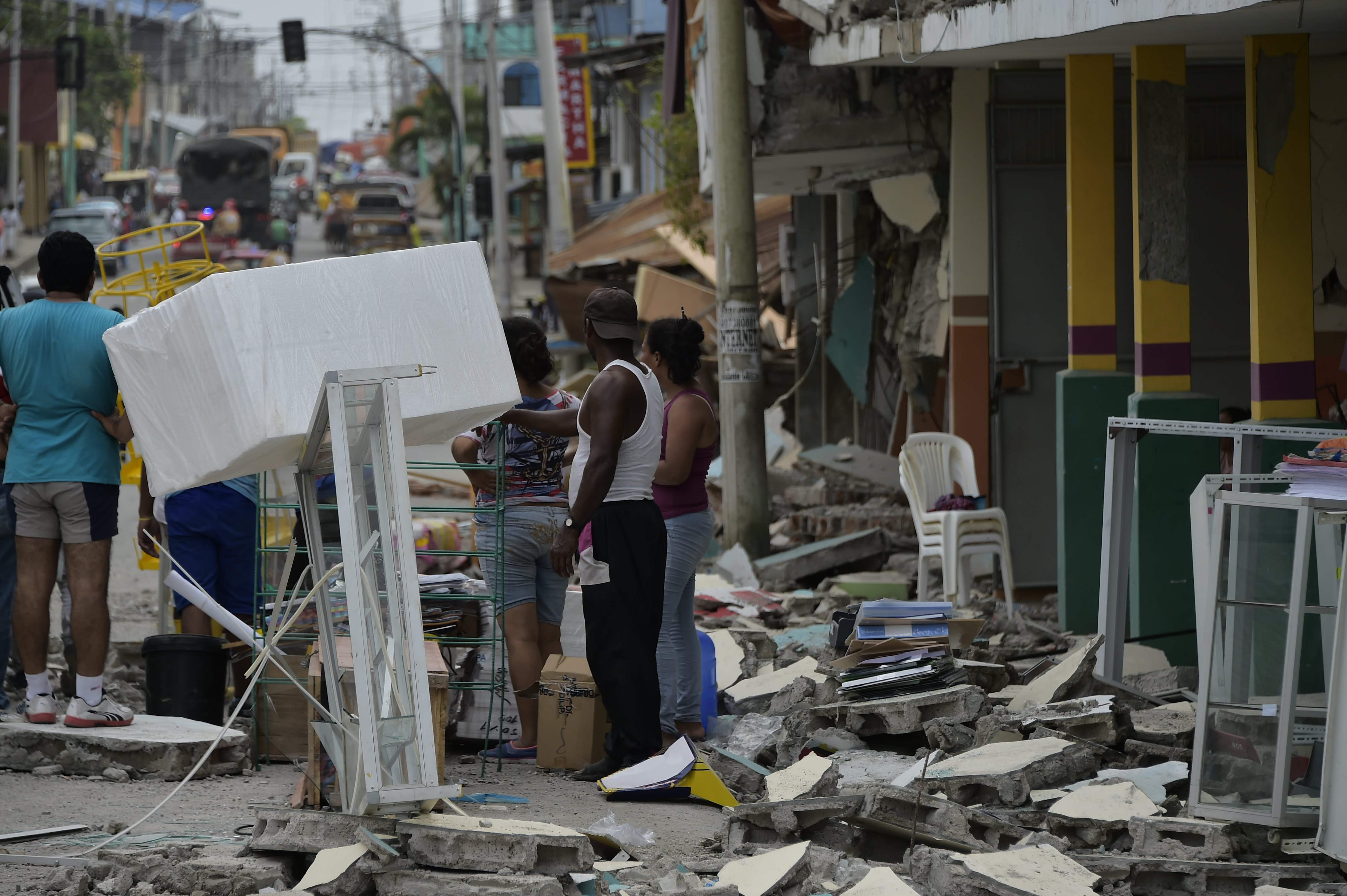 Un sismo de magnitud 7,8 sacude Ecuador y deja más de 240 muertos